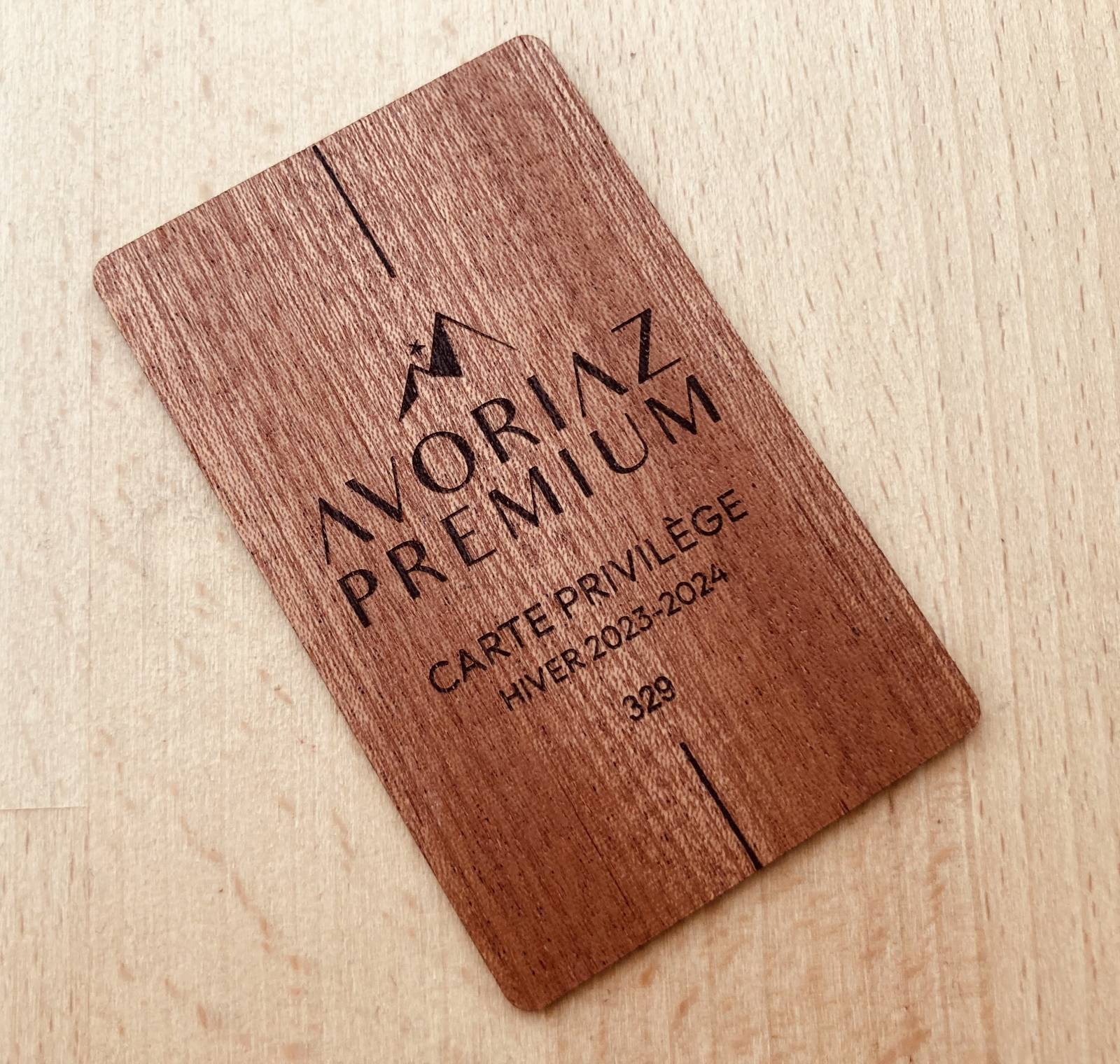 carte privilege en bois ACAJOU pour Résidence de vacances avec gravure laser et numérotation à Saint Priest 69