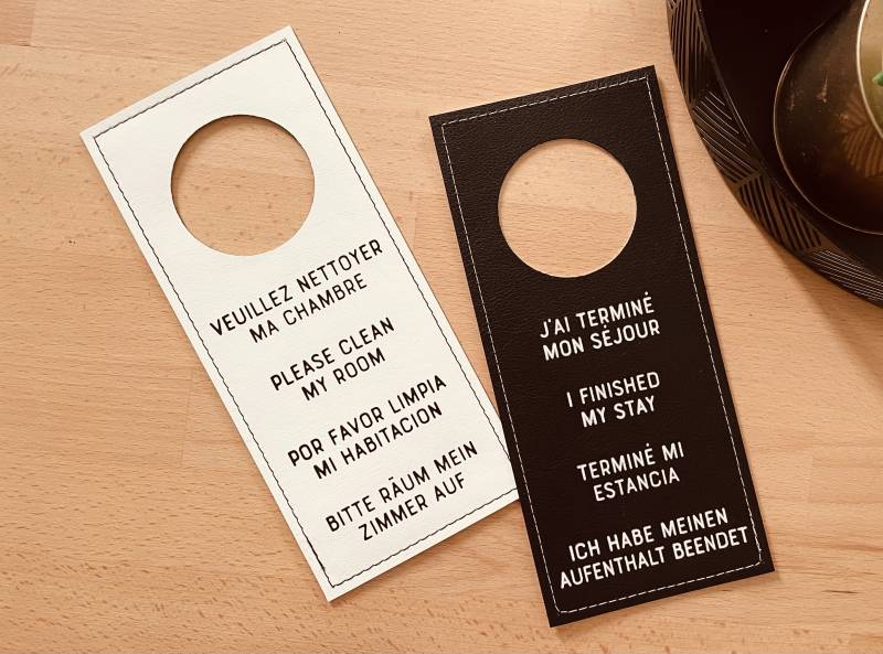 Accroche porte en cuir bicolore noir et blanc personnalisé pour hôtel à Paris 75 