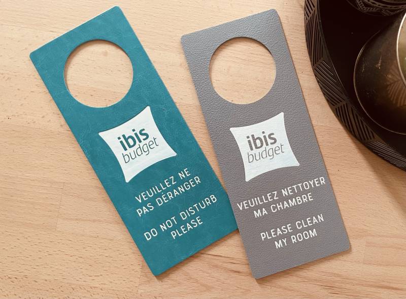 Accroche porte en simili cuir bicolore bleu et gris pour hôtel Ibis à Marseille 13
