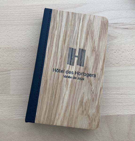 Boite addition en bois en cuir pour monnaie pour Hôtel de Montagne à Le Chenit - Suisse