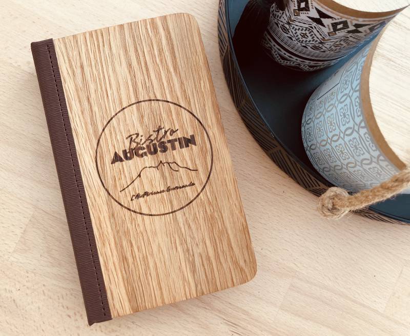 Boite addition en bois naturel et charnière en cuir marron pour restaurant à Argenteuil 95