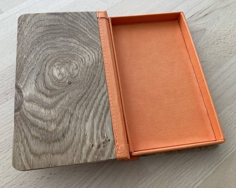 Boite addition orange et bois pour restaurant à Porto Vecchio Corse 20137