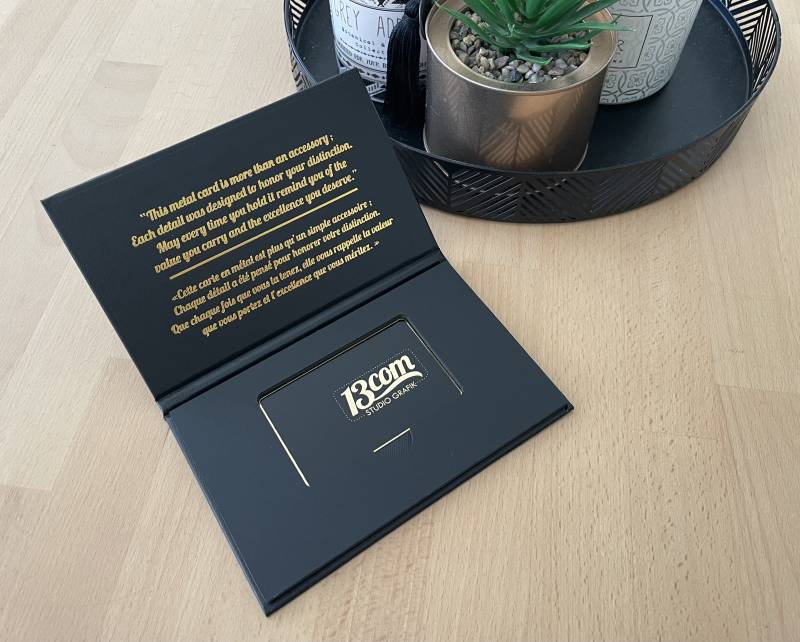 Boite premium pour carte de visite métal ou bois avec personnalisation par marquage à chaud pour salon esthétique de luxe à Deauville 14