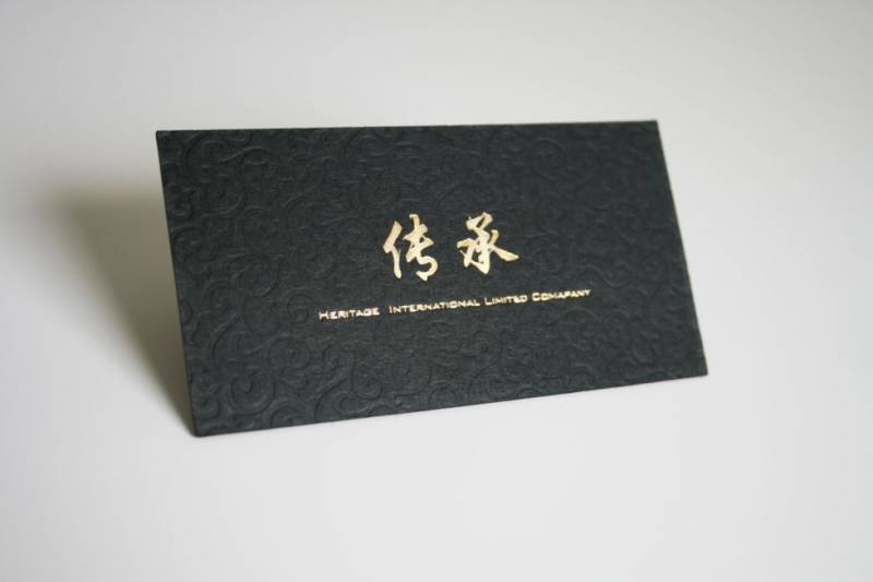 CARTE de visite COTTON noir avec motif en pressage sur le fond et dorure a chaud Or