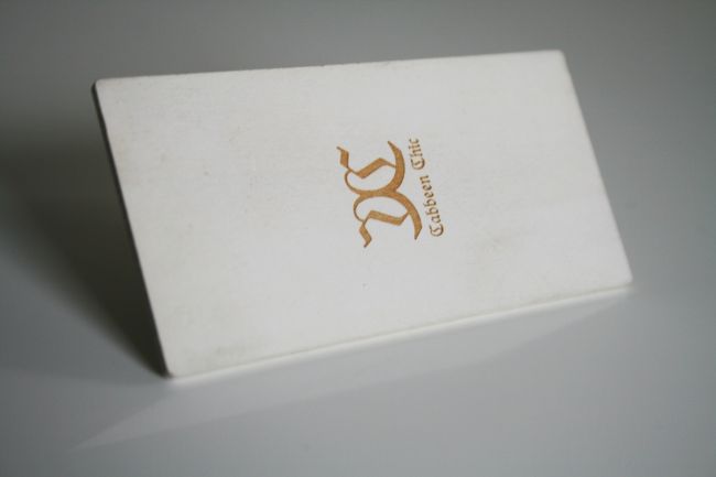 CARTE DE VISITE EN BOIS Coloris blanc avec gravure