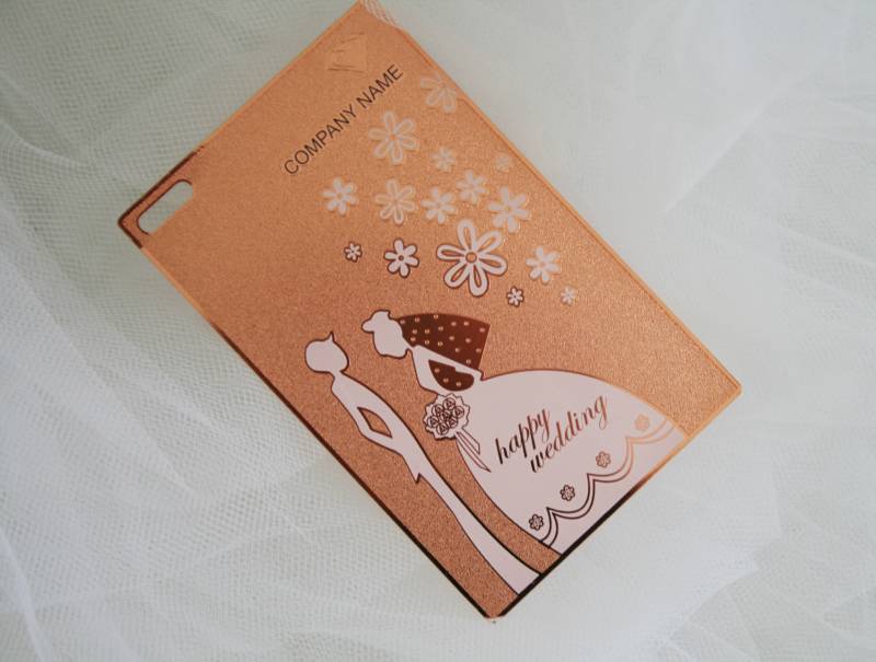 carte métal or rosé brillante belle et élégante pour wedding planer mariage à Montpellier 34