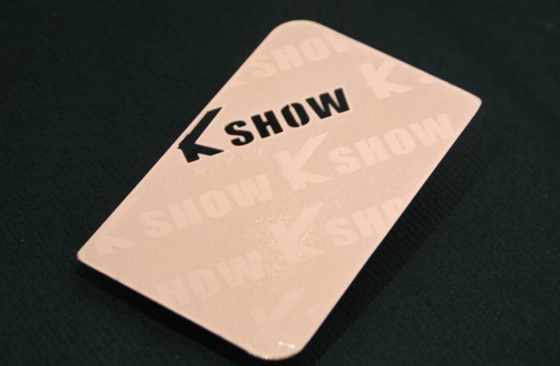Carte métal rose gravée originale pour Média et télé à Le Havre 76