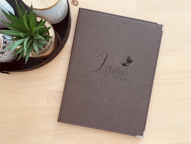 Carte Menu en simili toile marron avec marquage à chaud noir pour restaurant traditionnel à Toulouse 31