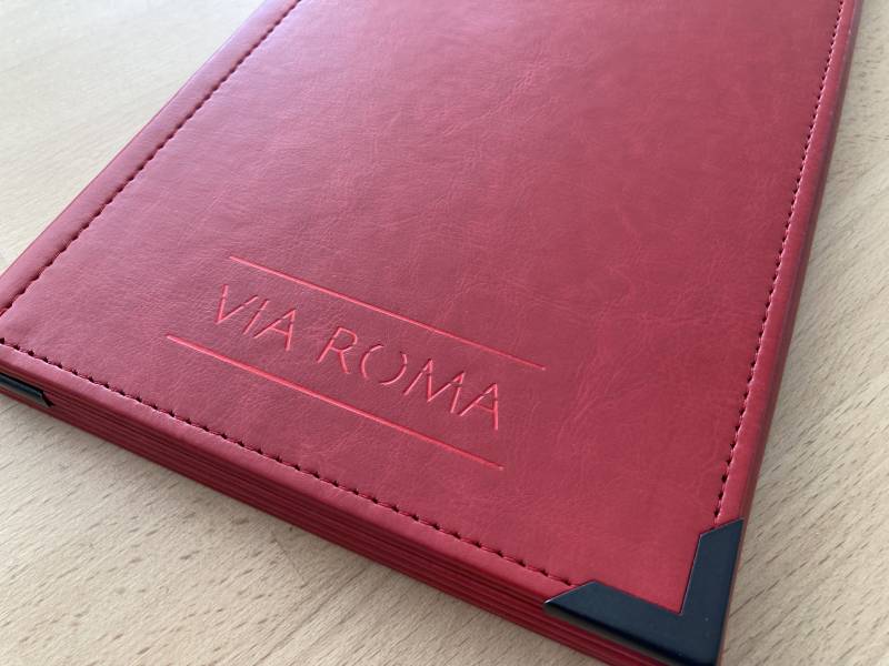 Carte boissons en cuir rouge lisse pour Discothèque à Saint Tropez 83