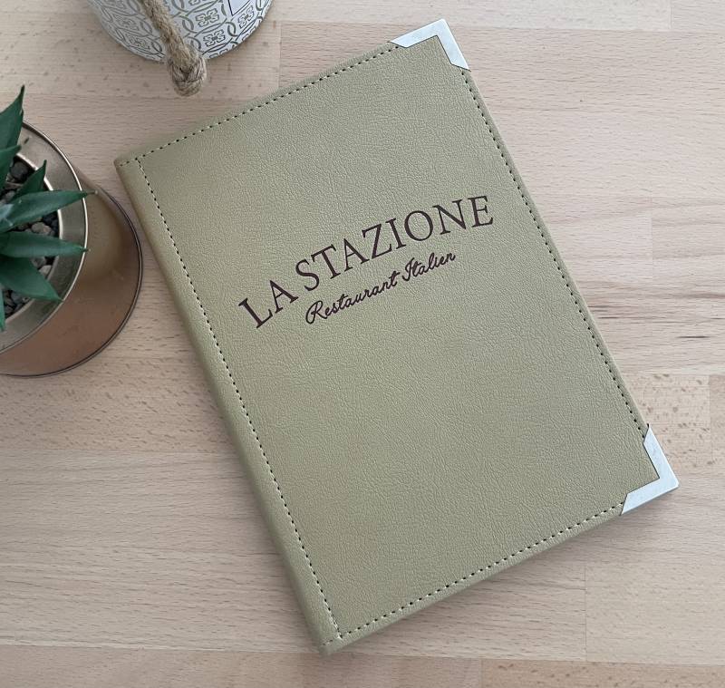 Carte boissons en simili cuir beige grainé pour restaurant à Differdange - Suisse