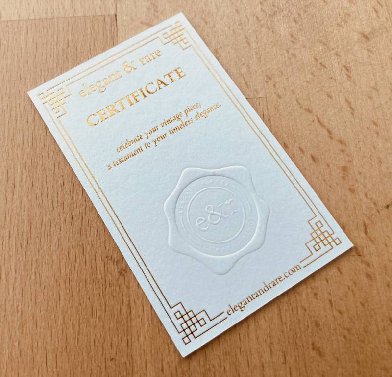 Carte coton 600gr blanche avec dorure a chaud et débossage du logo comme certificat pour collection montre de luxe à Londres UK