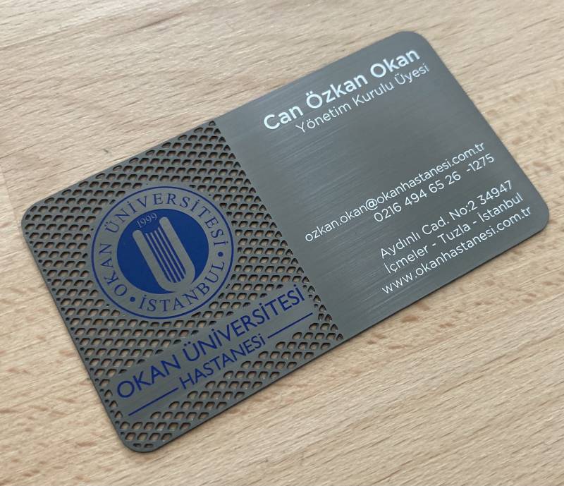 Carte de membre en acier brossé gris foncé anthracite pour association à Marseille 13