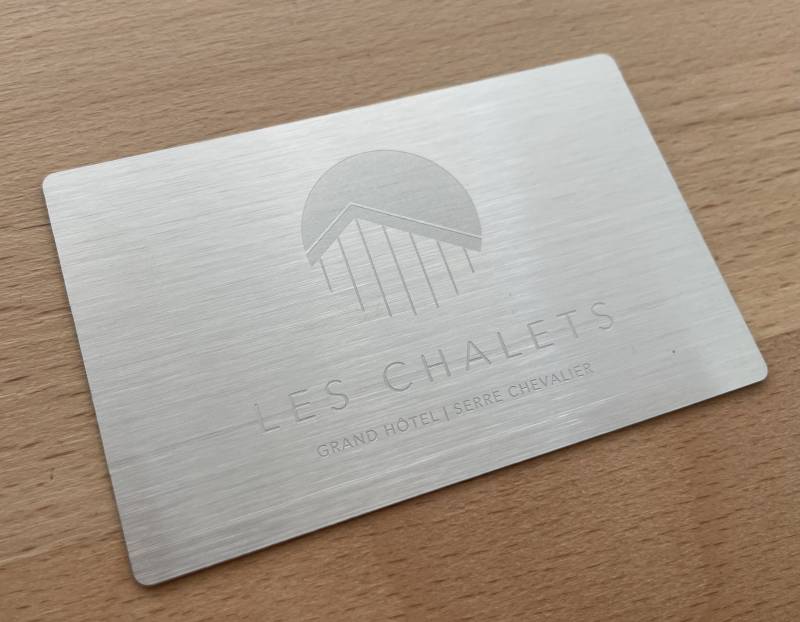 Carte de membre en alu brosse gravée design pour constructeur de maisons à Serre-Chevalier 05240