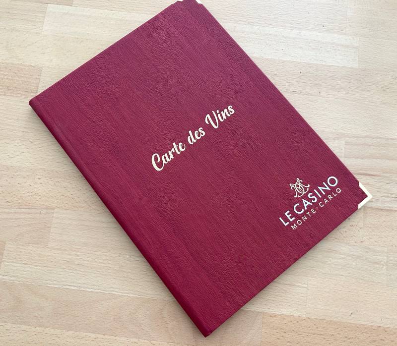 Carte des vins en simili bois rouge marquage or et blanc pour casino à Monaco 98