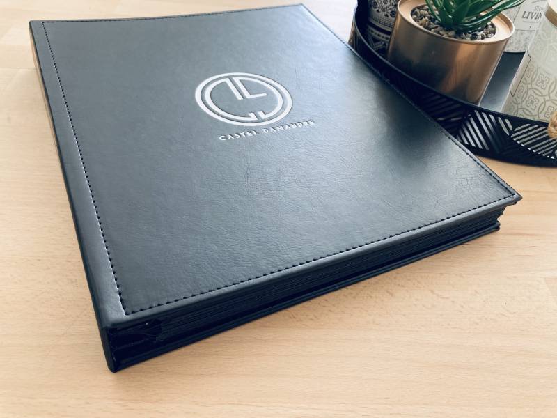 Carte des vins en simili cuir noir luxueux pour pochettes glissière avec système à vis pour restaurant à Reims 51