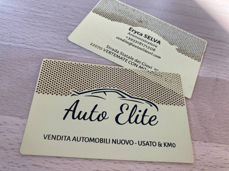 Carte de visite VIP en métal or pour concessionnaire voitures à Milan en Italie
