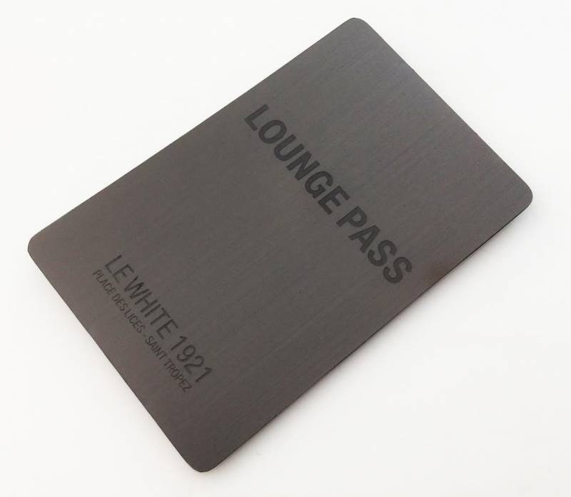 Carte de visite en acier brossé anthracite avec gravure laser pour concessionnaire automobile à Fréjus 83