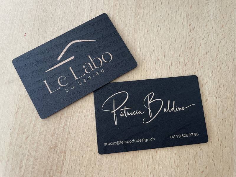 Carte de visite en bois hêtre intégralement noire avec gravure laser recto verso pour designer à Genève en Suisse