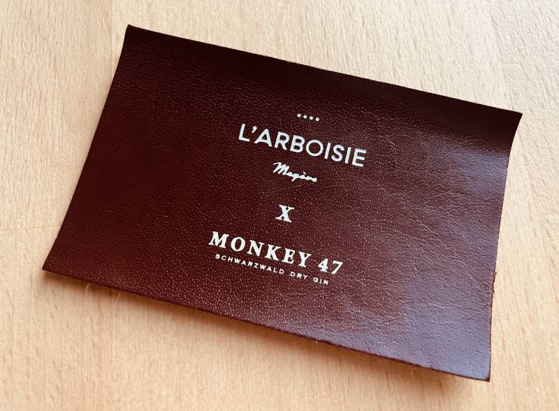 Carte de visite en cuir marron ou étiquette a coudre avec marquage Blanc à chaud pour hôtel restaurant à Paris 75