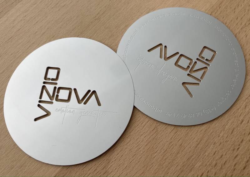 Carte de visite ronde en métal avec gravure et perforation pour architecte à Perpignan 66000