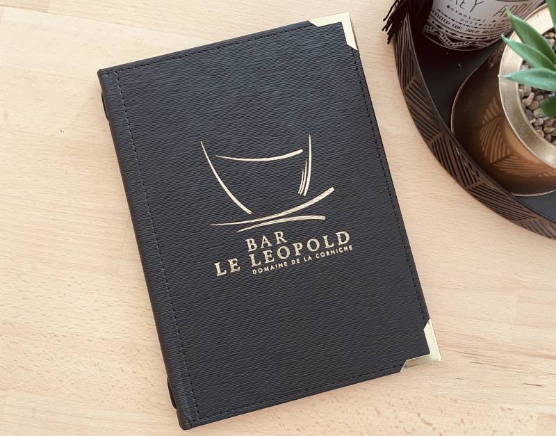 Carte menu boissons en simili cuir noir motif veinures marquage a chaud or élastique central pour hôtel restaurant à St Etienne 42