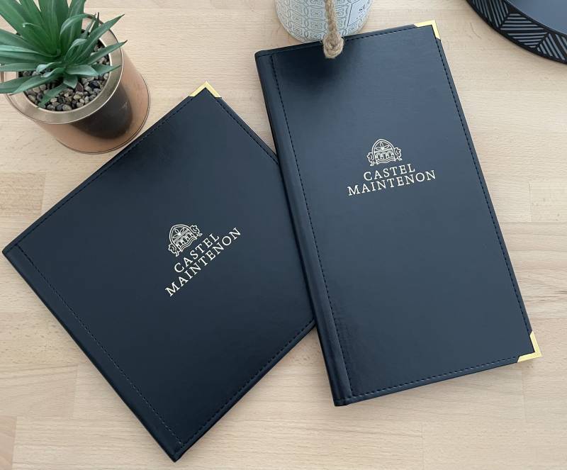 Carte menu en simili cuir lisse noir et marquage or pour restaurant gastronomique à Maintenon 28130