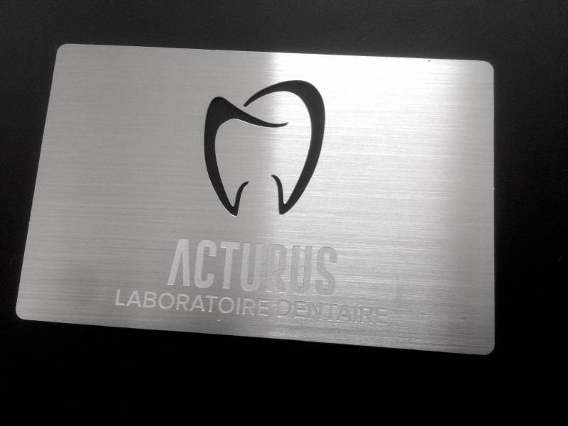 Carte originale en métal brossée pour dentiste et laboratoire à Lyon 69