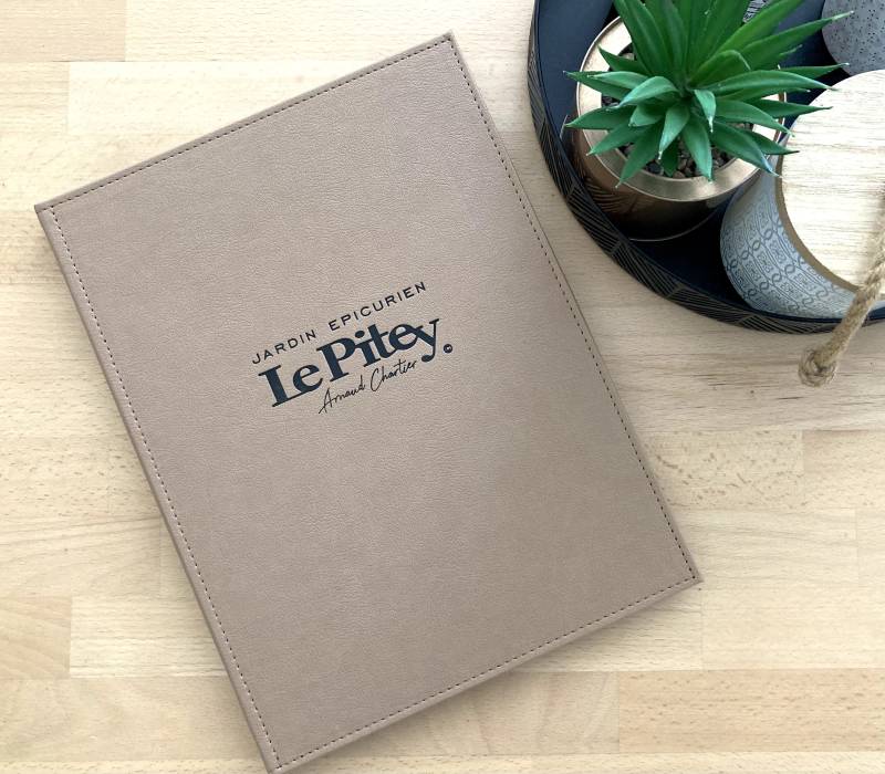 Carte repas très élégante en simili cuir beige foncé grainé avec marquage à chaud noir pour restaurant à Draguignan 83