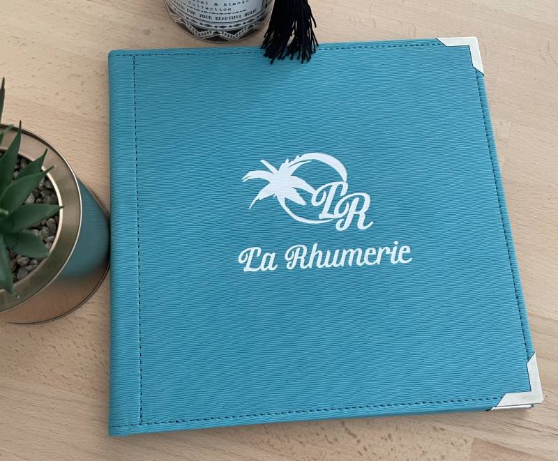 Carte restaurant en simili cuir strié turquoise pour restaurant de plage à Marseille 13001