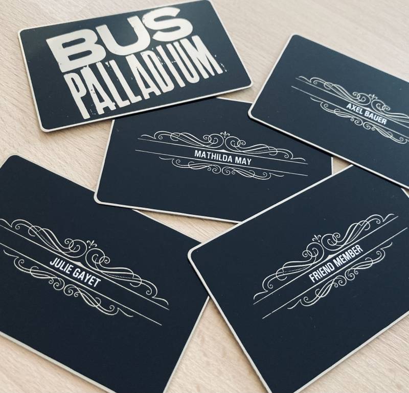 Cartes de membres en métal argent et noir avec personnalisation unitaire pour discothèque à Paris 75