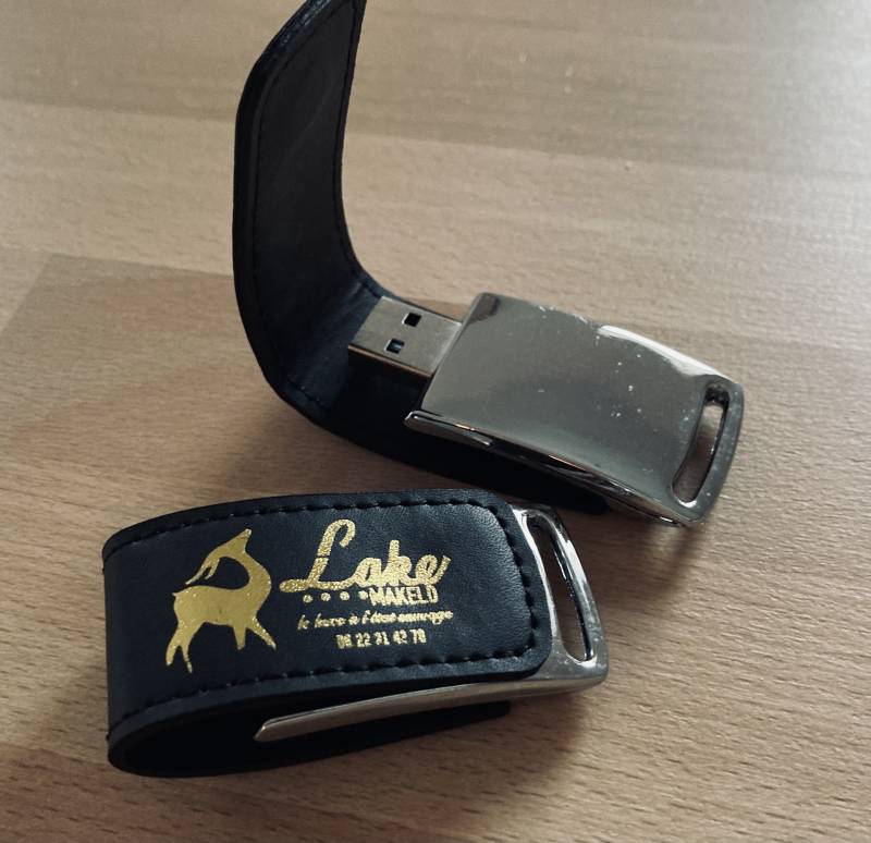 Clé USB Cuir métal très originale et classe pour styliste de prêt à porter à Colmar 68