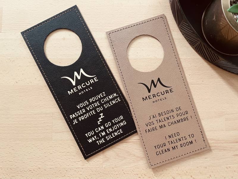 Cravatte de porte en cuir bicolore noir et beige avec marquage à chaud personnalisé pour hôtel Mercure à Bordeaux 33
