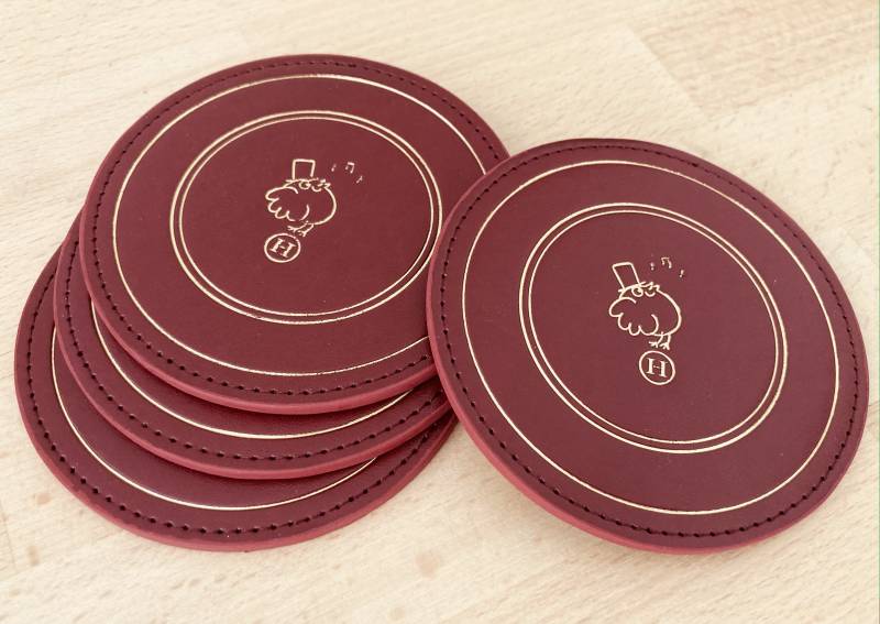 Dessous de verre en CUIR bordeaux avec marquage Or à chaud et couture pour restaurant gastronomique français à Paris 75