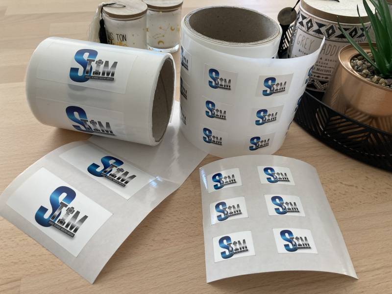 Etiquettes adhésives personnalisées sur vinyl en rouleau pour boutique à Toulon 83