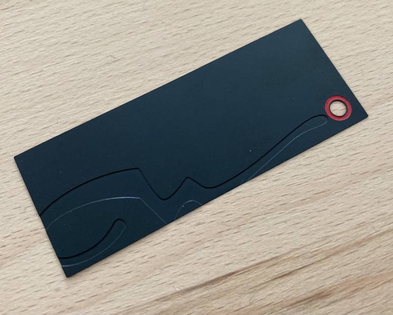 Etiquette de vêtement porte clé en métal noir personnalisé avec perforation pour marque de prêt à porter à Saint-Denis 93