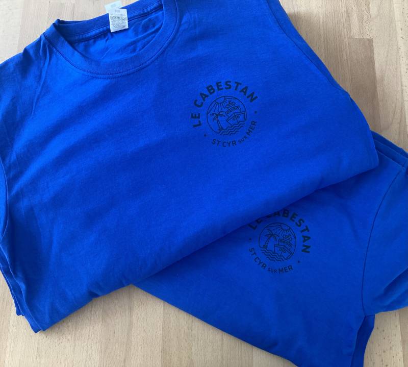 T-shirt personnalisé bleu roi pour restaurant de plage à St Cyr sur mer 83270