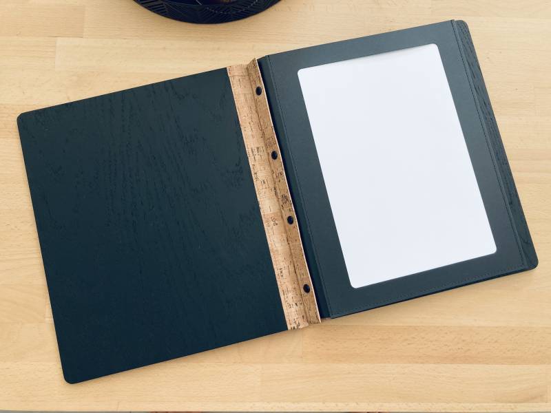 Intérieur de menu en bois noir avec pochettes carton glissière pour hôtel restaurant à Brest 29