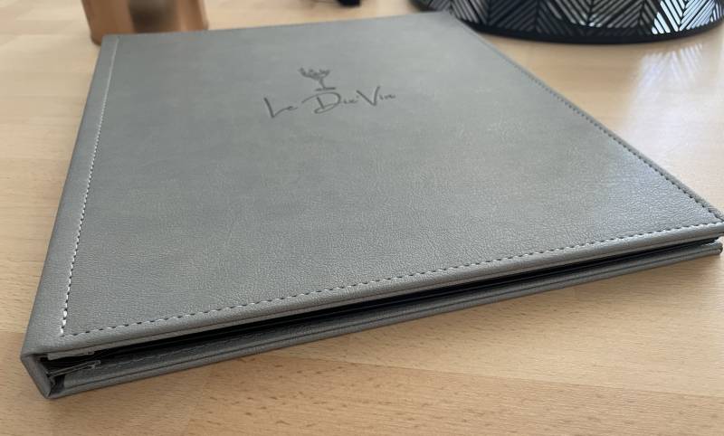 Livre de cave avec système à vis en cuir cousu pour Restaurant à Avignon 84