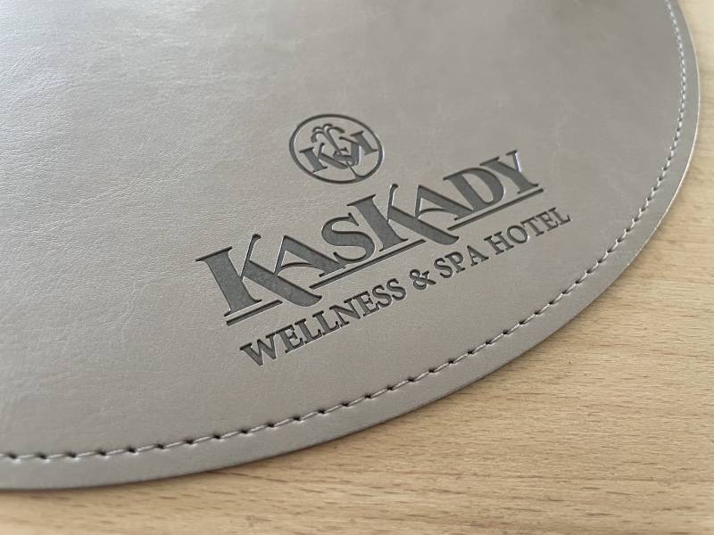 Marquage à chaud sur set de table en cuir haut de gamme pour restaurant gastronomique à Paris 75