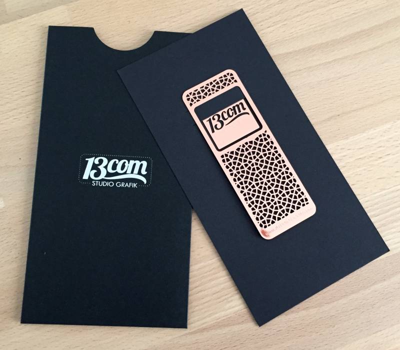Marque-page en Métal Or rosé découpe et gravure laser avec sa pochette cadeau personnalisée pour Librairie à Cannes 06