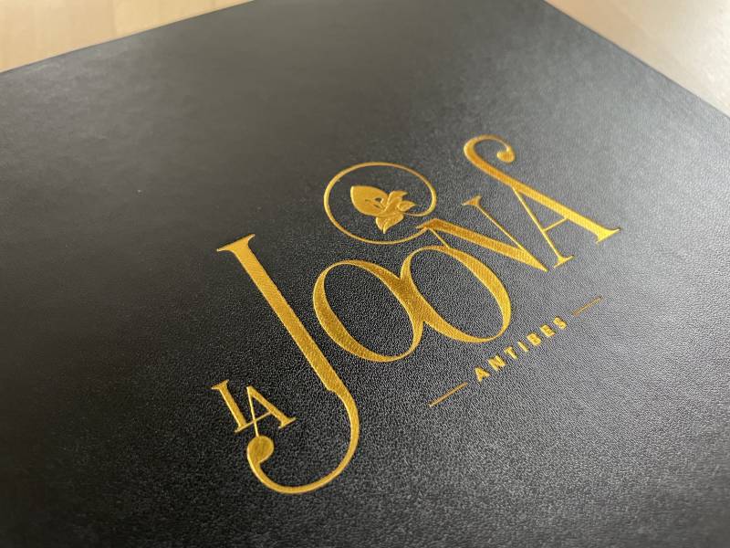 Menu LED en cuir noir et marquage OR pour restaurant exterieur a Cap d'Agde 34