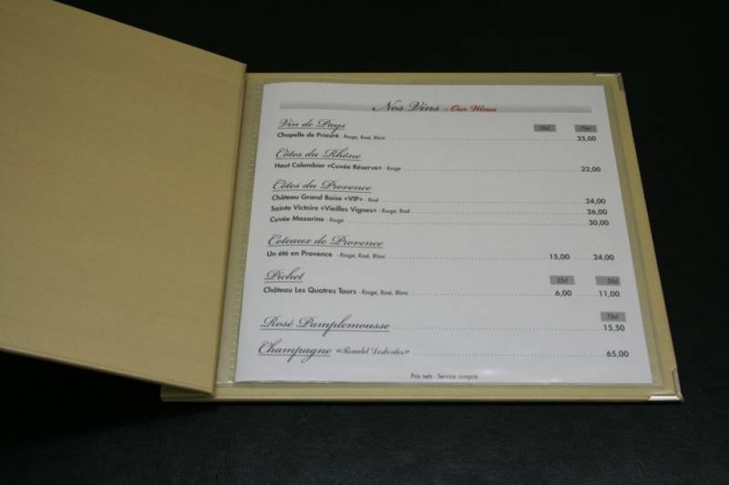 porte menu personnalisé carton avec vis extérieures pour restaurant à Nîmes 30