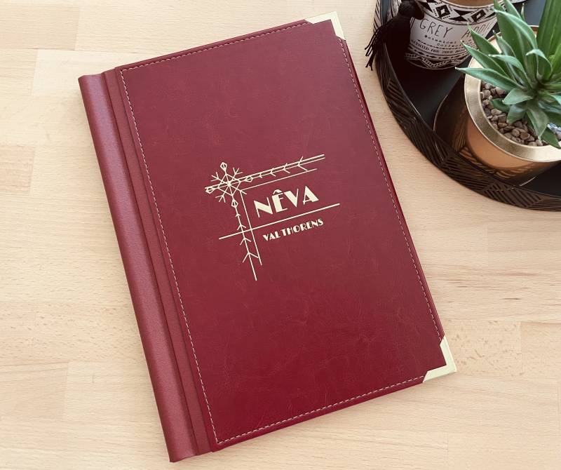 Menu de restaurant en simili cuir rouge et dorure à chaud avec système à pince verticale pour restaurant d'altitude en station de ski à Val Thorens 73