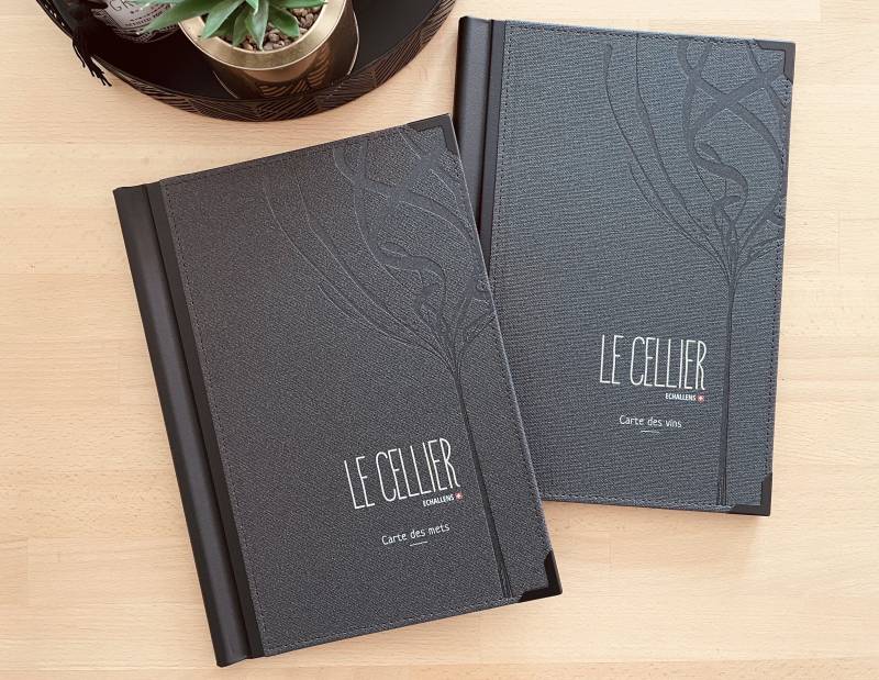 Menu en simili toile gris avec systeme pince verticale et marquage a chaud pour restaurant gastronomique en Suisse
