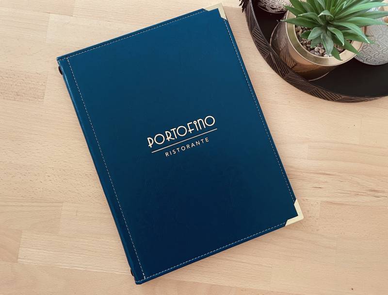 Menus de restaurant en cuir lisse bleu foncé avec marquage or, coins or et couture or pour brasserie à Saint Barthélémy 977