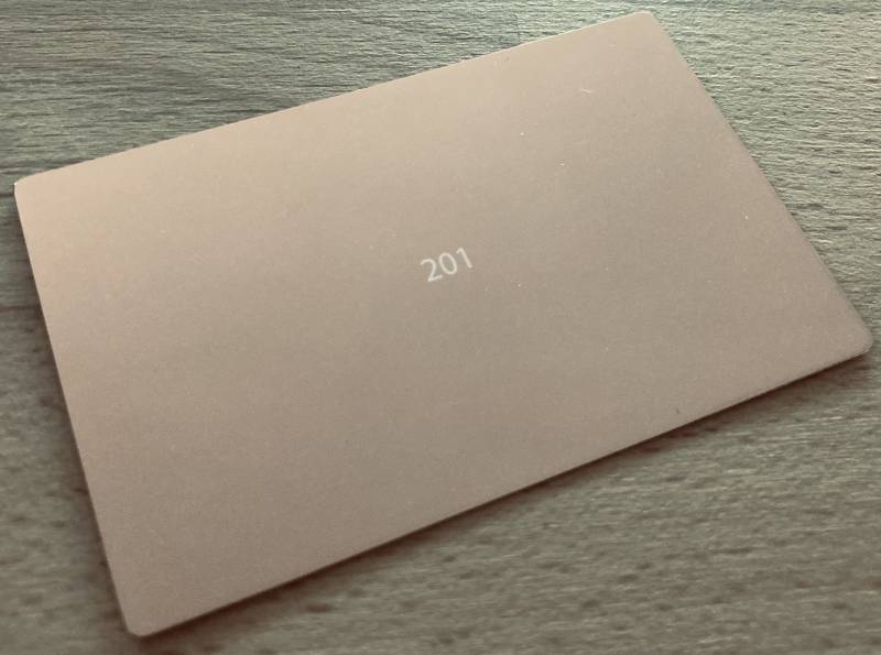 Numérotation carte de membre en métal or rosé pour Coiffeur Visagiste à Paris 75