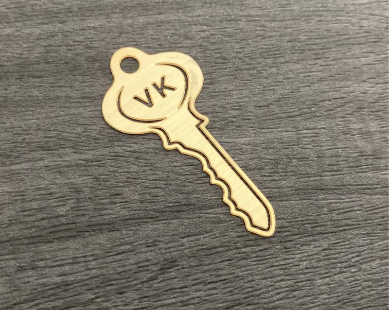 Pendentif personnalisé en métal aspect or brossé en forme de clé pour serrurier à Orléans 45