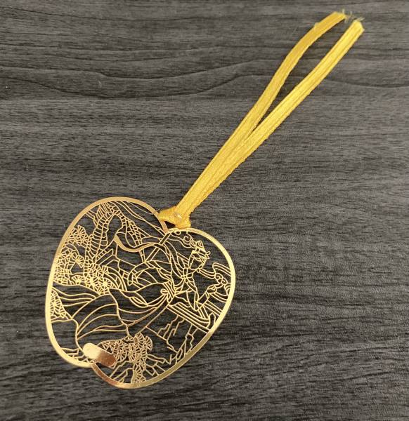 Pendentif sur mesure en métal totalement personnalisé en acier inoxydable aspect or brillant découpe très fine pour marque de luxe à Limoges 87