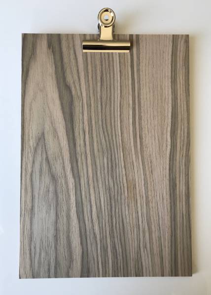 Planche en Bois à pince argent personnalisée en Noyer 5mm pour Bistrot à Montpellier 34