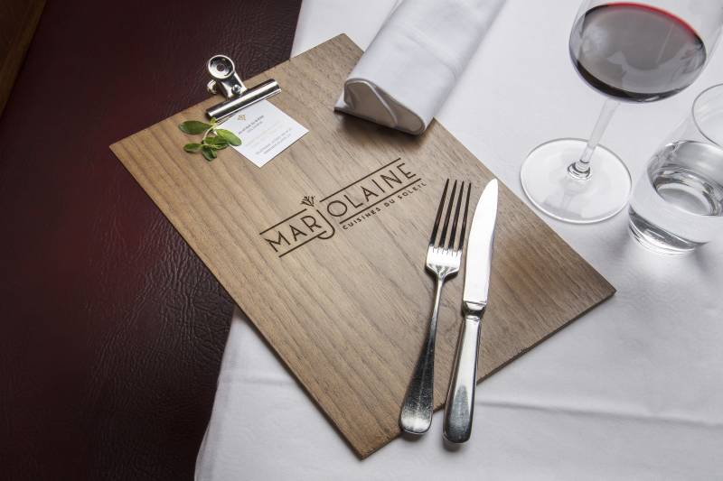 Planche menu en bois gravée avec pince inox pour restaurant au Luxembourg